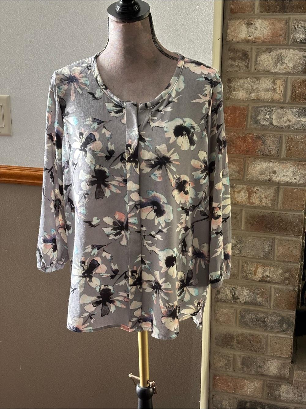 Gray Floral Round-Neck Blouse with 3/4 Sleeves